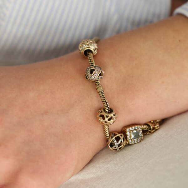Pandora armbånd i 14 karat guld (Charms)