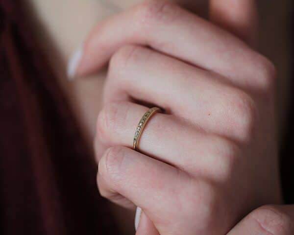 18 karat guldring m. diamanter