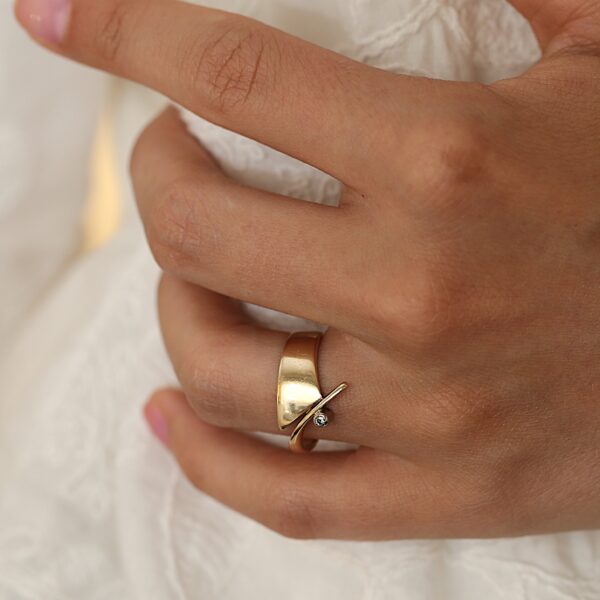 Ring i 18 karat guld med en enkel diamant (str 54)