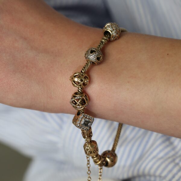 Pandora armbånd i 14 karat guld (Charms) - Billede 2