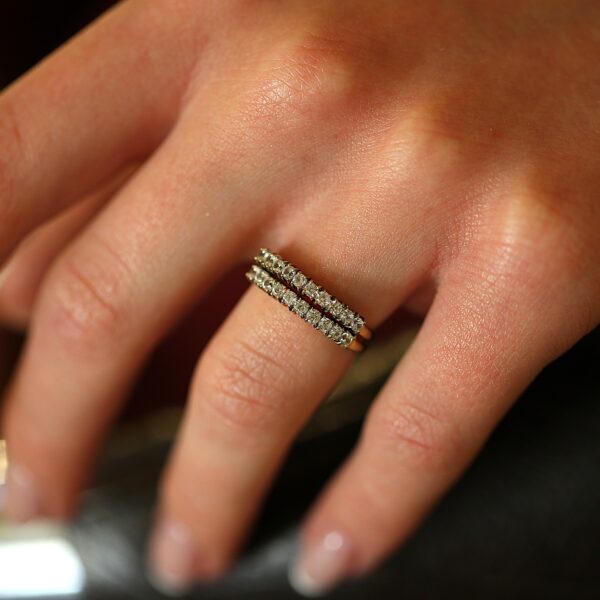 Ringe i 9 karat guld med zirkonia