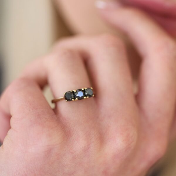 Ring i 9 karat guld med 3 onyx