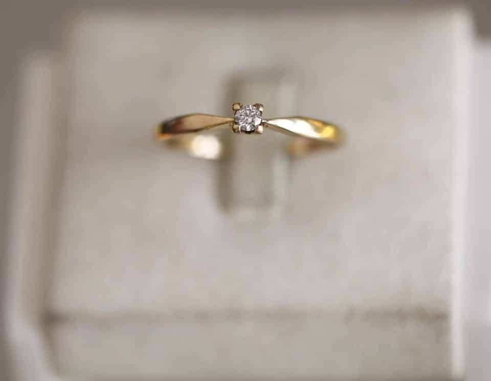 Rigtig smuk og elegant solitaire ring med en diamant på 14 karat - DuernesGuld