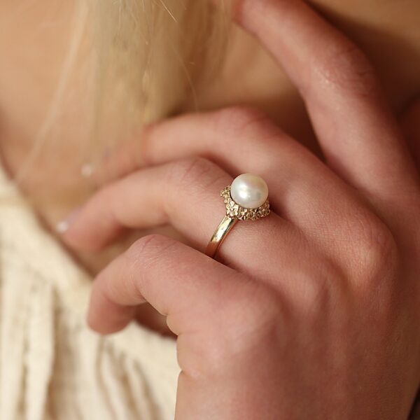 Ring i 8 karat guld med perle