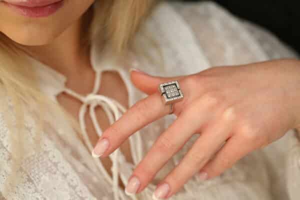 Ring i 18 karat hvidguld ( Ole Lynggaard)