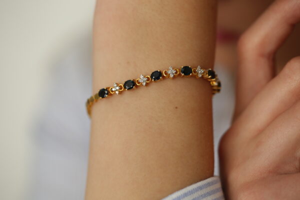 Armbånd i 18 karat guld med safir og diamanter