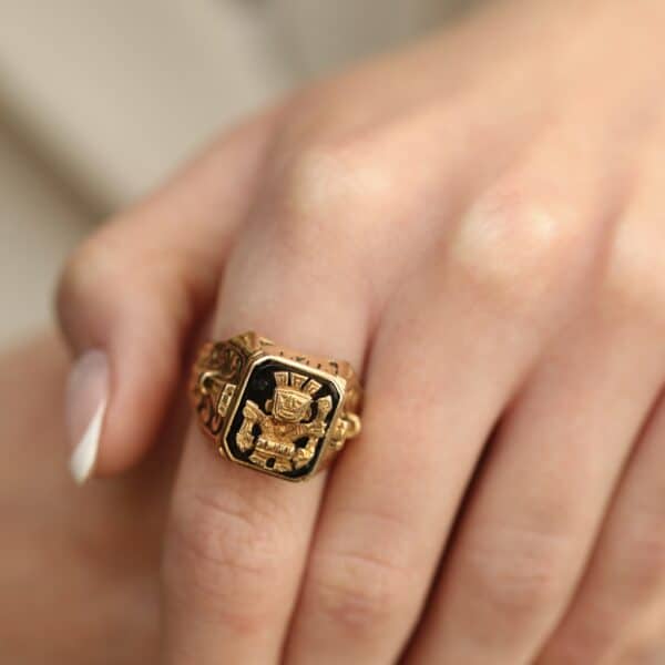 18 karat guldring med "Figur"