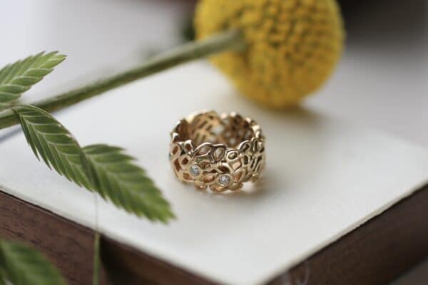 14 karat guldring, blomstreret m. diamanter