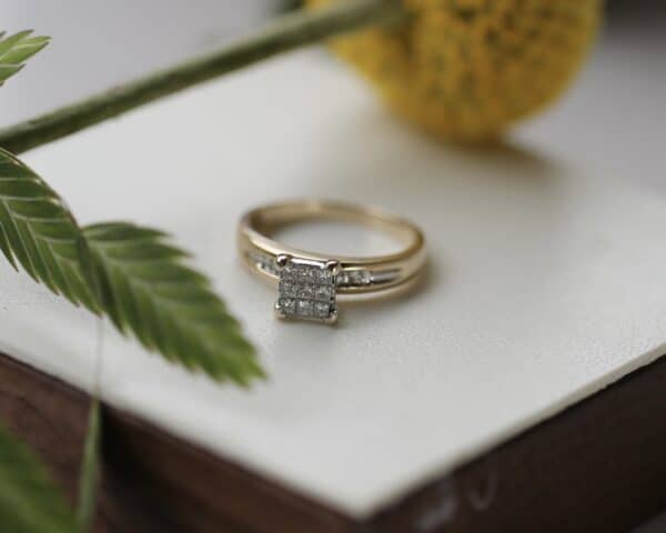 Ring i 10 karat guld med diamanter
