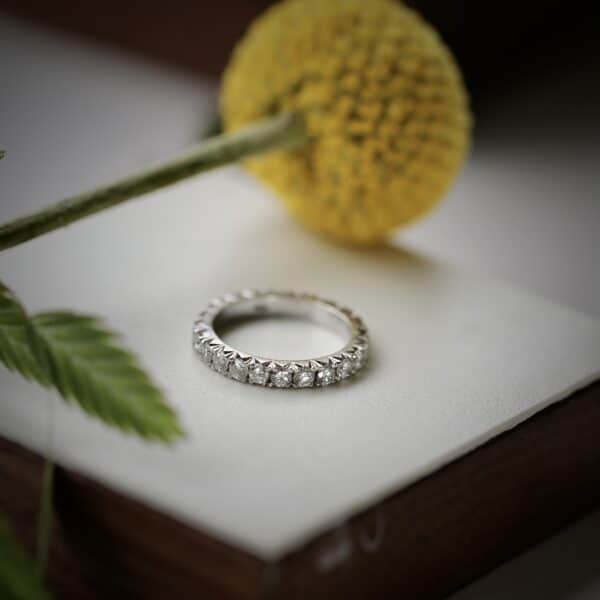Alliancering m. diamanter 18 karat hvidguld