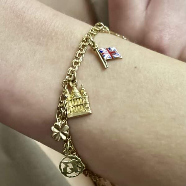 Bismark armbånd med charms, i 14 karat guld (nogle charms 8 karat)