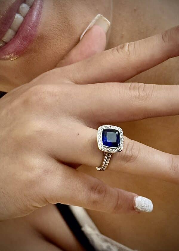 Hvidguldsring med stor safir, samt diamanter