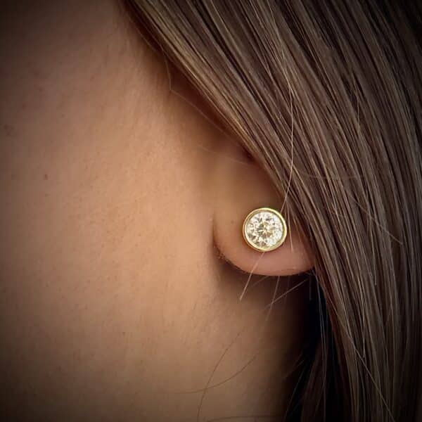 Enkel ørering m. 1 carat diamant - i 14 karat guld