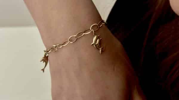 Armbånd i 14 karat guld med delfiner