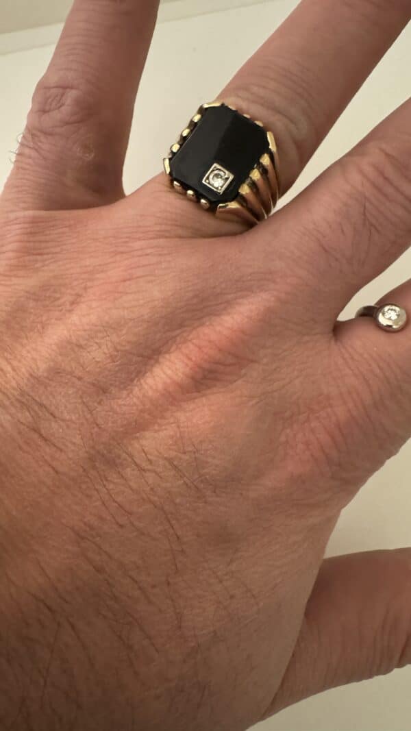 Ring i 14 karat guld med Onyx og diamant