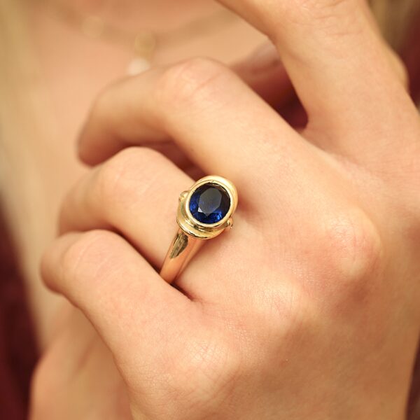 Ring i 14 karat guld med safir og diamanter