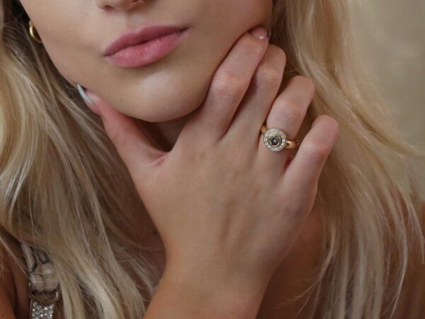 14 karat guldring m. diamanter ( helt unik)