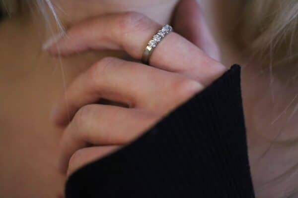 Alliancering med diamanter i 14 karat hvidguld