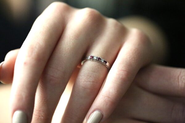 Alliancering m. rubiner og diamanter 14kt
