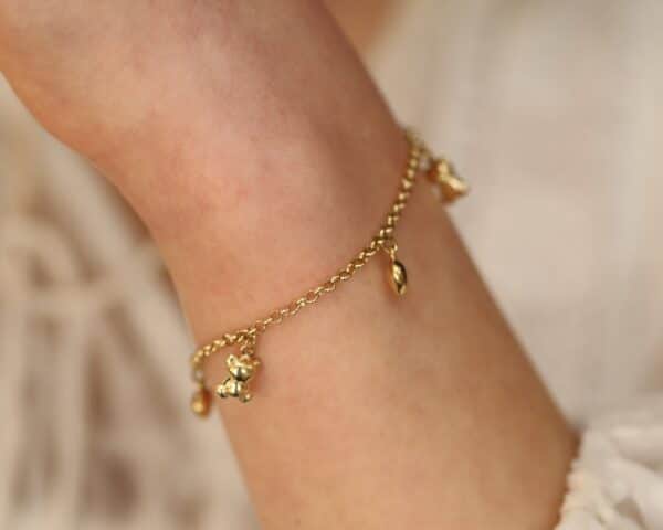 Armbånd i 14 karat guld med diverse charms