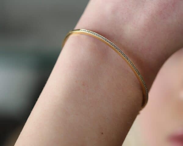 Armring i 18 karat guld, med diamanter
