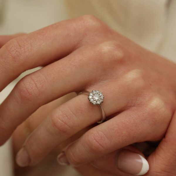 Ring i 14 karat hvidguld, med diamanter