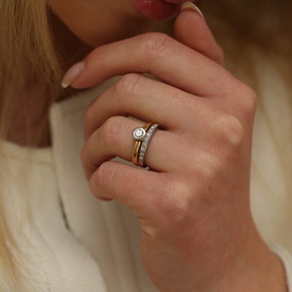 Ring i 18 karat guld/hvidguld m. diamanter
