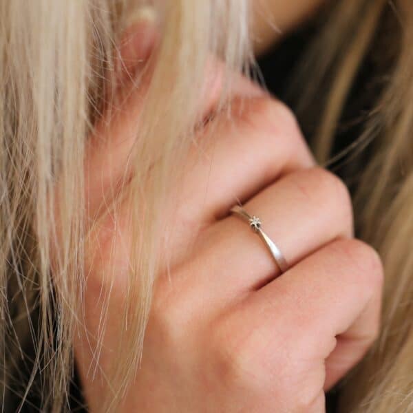 Solitaire ring i 14 karat hvidguld m. diamant
