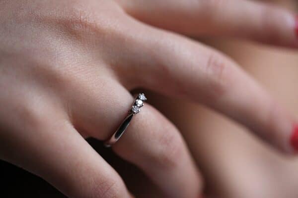 14 karat hvidguldsring med tre diamanter