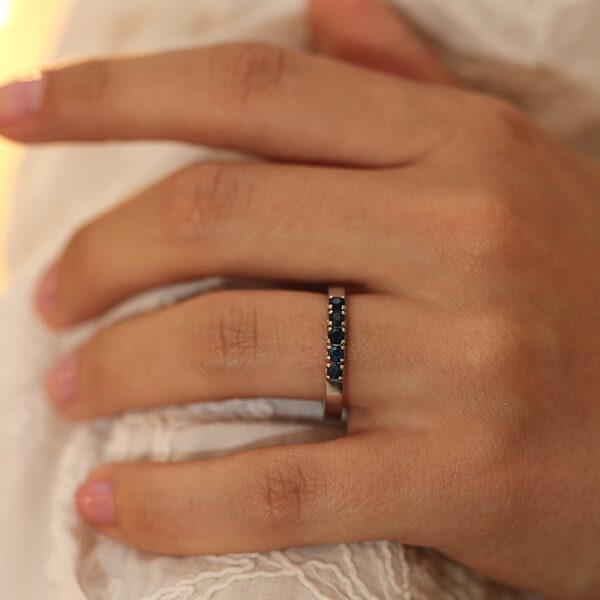 Hvidguldsring i 14 karat (Safir)