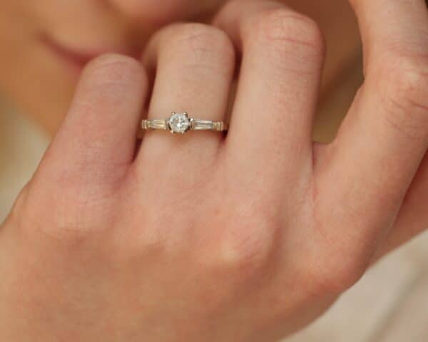 Ring i 14 karat hvidguld (str 53)