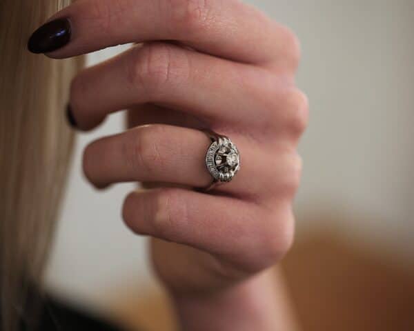 Hvidguldsring med diamanter, i 14 karat