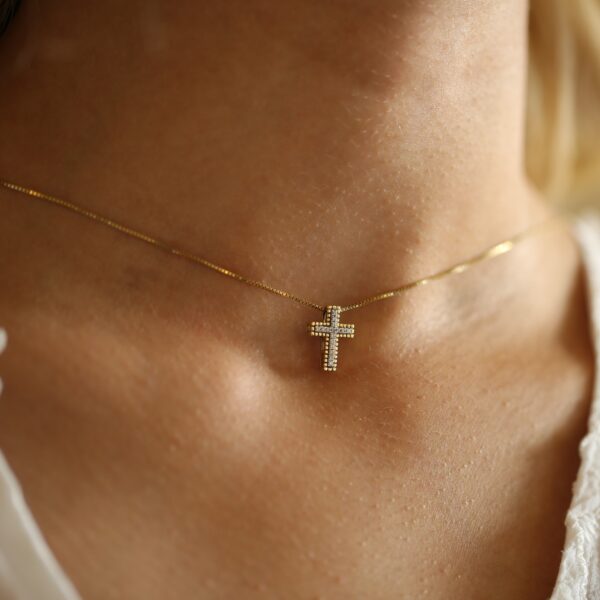 Elegant diamant kors i 18 karat guld