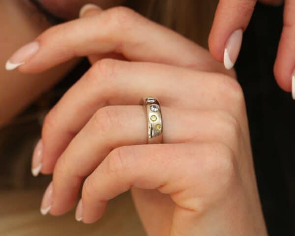 Hvidgulds ring mixet diamanter 14 karat