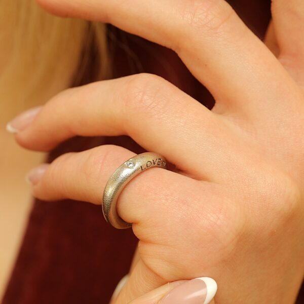 Love ring i 14 karat hvidguld - Ole Lynggaard (0.01ct)