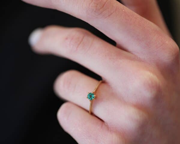Ring i 18 karat guld med smaragd