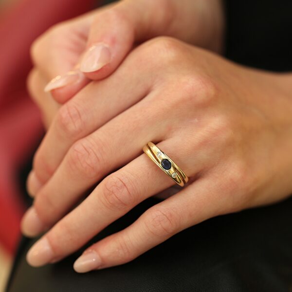 Ring i 14 karat guld med safir og diamanter