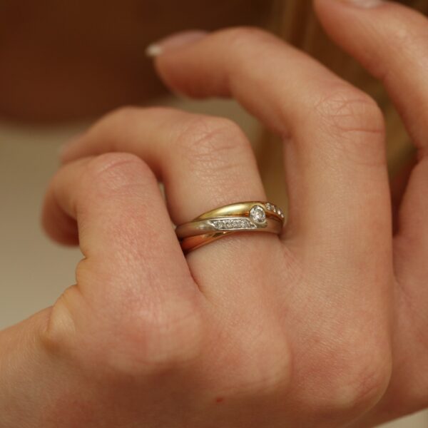 14 karat guldring, med diamanter