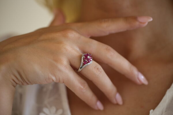 Ring i hvidguld med diamanter og rubiner