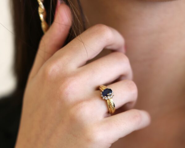 Ring med safir og diamanter 18 karat guld