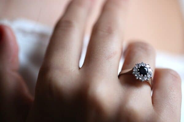 Hvidguldsring i 14 karat med en safir samt diamanter