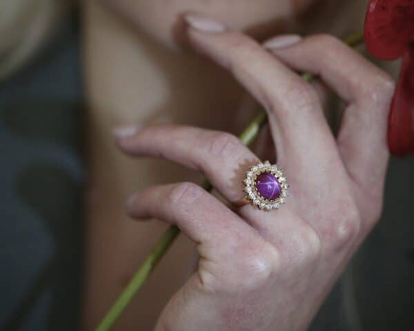 Ring m. stjernesafir og diamanter 18 karat guld