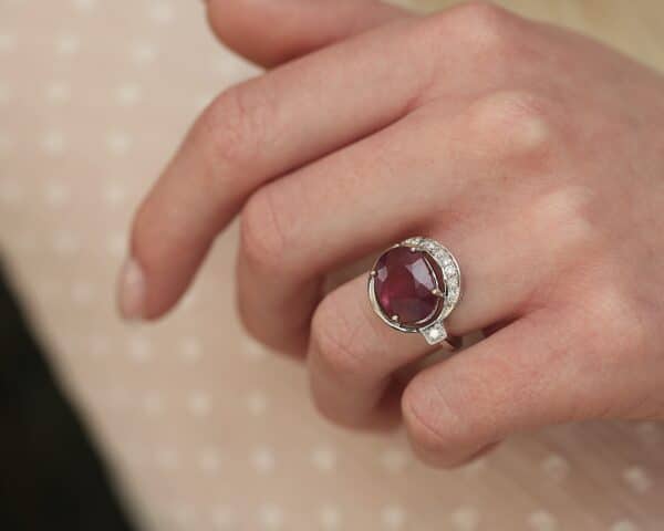 Ring i 18 karat hvidguld, med stor rubin og diamanter