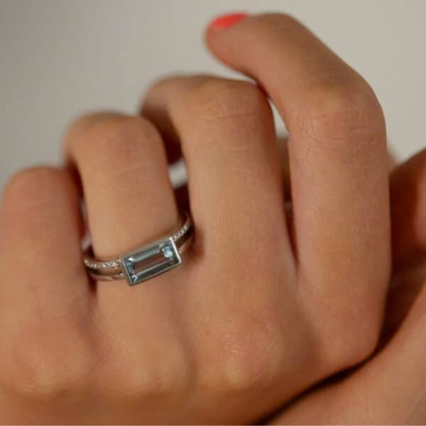 Hvidguldsring m. topas og diamanter 14kt