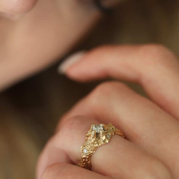 14 karat guldring med diamanter (vulkanen)